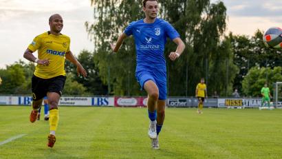 Bild: gud
Bastian Hägler (rechts/Szene aus dem Pokalspiel gegen Bayreuth) und der SV Schwarzhofen kehrten aus Viehhausen mit einer Niederlage heim.