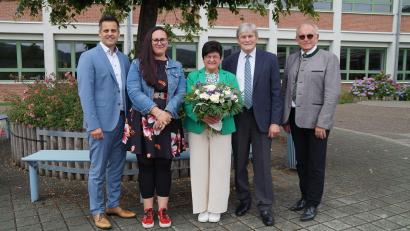 Bild: wel
Schulamtsdirektor Johann Hilburger (rechts) und Bürgermeister Rudolf Teplitzky (links) sowie Konrektorin Julia Kopp gratulieren Gerlinde Lohrer und Rektor Werner Winderl zum wohlverdienten Ruhestand