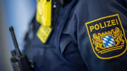 Symbolbild: Silas Stein/dpa
Eine 66-jährige Frau wird in einem Amberger Supermarkt beim Diebstahl von Süßigkeiten erwischt. Die Polizei ermittelt.