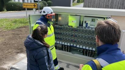 Bild: Michael Hitzek/Bayernwerk AG
Sieht unscheinbar aus, ermöglicht aber eine intelligente Steuerung und Überwachung des Stromnetzes: Blick ins Innere einer digitalen Ortsnetzstation.