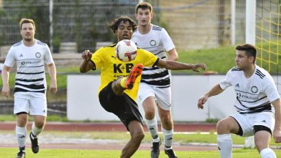 Archivbild: Hubert Ziegler
Richard Silva Pereira (am Ball) und der FC Amberg empfangen am Freitagabend im heimischen Stadion am Schanzl den FC Weiden-Ost.