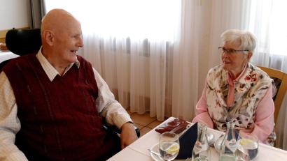Bild: war
Zusammen mit Ehefrau Luise feierte Pfarrer Richard Haas im Gasthof Riebel in Etzenricht seinen 85, Geburtstag.