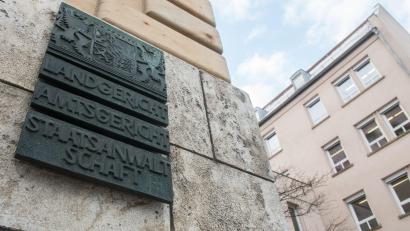 Bild: Armin Weigel/dpa
„Landgericht, Amtsgericht, Staatsanwaltschaft“ steht auf einer Tafel am Justizgebäude in Regensburg. (zu dpa: „Untreue-Verdacht: Vorsitzende der Tafel Regensburg in U-Haft“)