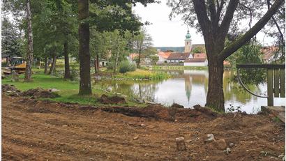 Bild: Portner
Der Marktweiher im Herzen von Oberviechtach wird schon Ende des Jahres mit mehr Aufenthaltsqualität punkten. Aktuell wird der Rundweg abgeschoben und neu aufgebaut.