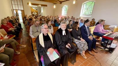 Bild: Gerhard Götz
Einen Festgottesdienst feierte die Gemeinde zur Grundsteinlegung der Friedenskirche in Wackersdorf vor 60 Jahren.