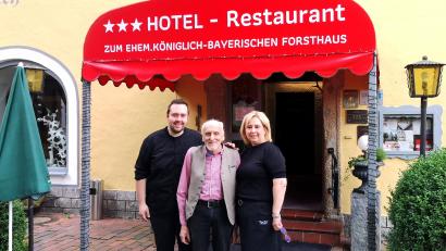 Bild: lnz
Dominik, Klaus und Stania Pirkl (von links) führen das Hotel "Zum ehemaligen Königlich-Bayerischen Forsthaus" in Waldsassen.