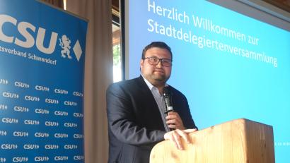 Bild: Hirsch
JU-Kreisvorsitzender Christoph Götz ist seit kurzem auch Vorsitzender des CSU-Ortsverbandes Schwandorf. Die Liste mit den Stadtratskandidaten trägt seine Handschrift.