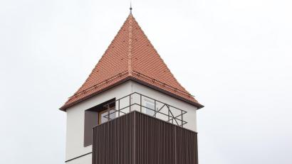 Bild: mfh
Der neue, mit Stahlelemnten verkleidete Vorbau, nimmt das Treppenhaus auf. Das oberste Stockwerk wurde gemäß alten Aufzeichnungen neu hinzugefügt.