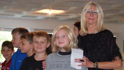 Bild: bö
Zum Abschied nach 32 Jahren Schuldienst an der Erasmus-Grasser-Grundschule in Schmidmühlen gab es für Lehrerin Monika Ziechaus (rechts) sogar einen Film über ihr "Schul-Leben" unter dem Titel "Es war einmal", hier mit ihrem Double Lara Loewen (Zweite von rechts) und anderen Mitwirkenden des Films.