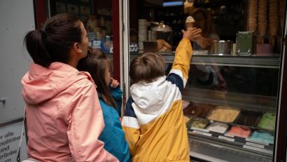 Bild: Lisa Stauß
Oberpfalz-Medien veranstaltet auch heuer wieder eine Eis-Tournee. Erst Halt war in Amberg vor dem Eiscafé Rossini im Englischen Garten. Leserinnen und Leser konnten sich kostenlos eine Kugel Eis abholen.