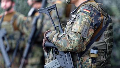 Archivbild: Henning Kaiser/dpa
Die Einstellungs-Zahlen bei der Bundeswehr steigen.