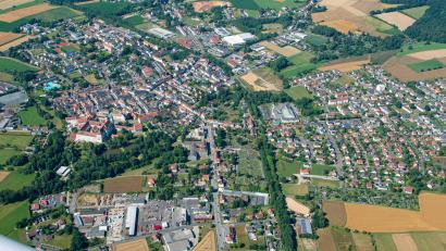 Bild: mür
Die Bundesstraße 299 verläuft im Moment mitten durch die Innenstadt. Am unteren Bildrand in der Mitte die aktuelle Trasse, rechts daneben die frühere Bahnlinie (erkennbar an der dichten Begrünung), auf der die dann verlegte Fahrbahn verläuft.