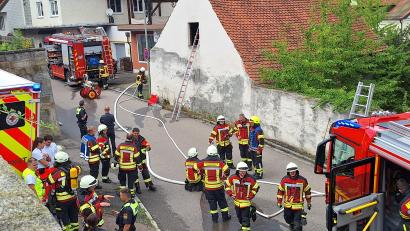 Bild: bl
Dire Feuerwehr Nabburg hat die Lage schnell im Griff. Bei dem Brand in dem kleinen Nebengebäude des leerstehenden Anwesens war auch ein Atemschutzträger im Einsatz.
