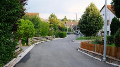 Bild: do
Neue Abwasserkanäle und Wasserleitungen und anschließend eine neue Fahrbahndecke: Die Generalsanierung im Bereich der Forststraße und der Zuwege in Oberbibrach ist abgeschlossen. Für die restliche Abfinanzierung sind im Gemeindehaushalt 2025 330.000 Euro eingestellt.