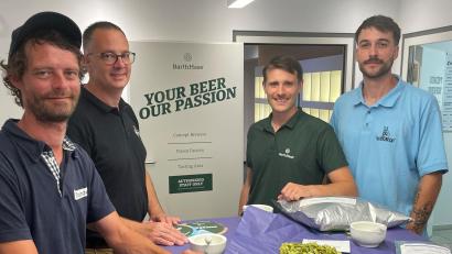 Bild: Bild: Metropolregion Nürnberg.
Sie zeichnen verantwortlich für die Auswahl des Hopfenbs: Sebastian Hacker (Braumeister, Museen im Kulmbacher Mönchshof), Peter Köhler (Braumeister, Privatbrauerei Hofmann), Lorenz Schareina (Brauer, BarthHaas), Luis Seubert (Braumeister Orth-Bräu „Zum Fuchsbeck“, von links).