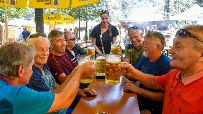 Archivbild: Petra Hartl
Diese Gruppe hier kam mit dem Rad zum Frohnbergfest. Für weniger sportliche Besucher steht ein Bus-Shuttle-Verkehr zur Verfügung.