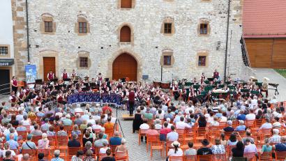 Bild: Isabella Rauscher
Fast 90 Musiker des Jugendblasorchesters Vilseck und der „Blasmusik Gebenbach“ präsentierten bei der Serenade im Hof der Burg Dagestein den vielen Besuchern einen bunten Melodienstrauß mit Polkas und Märschen sowie bekannten Musicalmelodien.
