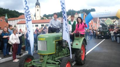 Bild: Hirsch
Härtetest bestanden: Staatssekretärin Martina Englhardt-Kopf nahm bei der Fahrt über die neuen Naabbrücken in Schwandorf auf einem Oldtimer-Bulldog Platz.