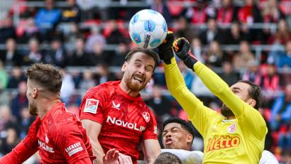 Archivbild: Armin Weigel/dpa
Steht Felix Gebhardt (rechts/Szene aus einem Zeitligaspiel) am Samstag gegen den FC Ingolstadt im Jahn-Tor?