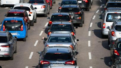 Symbolbild: Marijan Murat/dpa
Das Autobahnkreuz Regensburg war wegen eines umgekippten Lkw teilweise gesperrt.