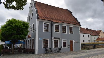Bild: bnr
Das Wohngebäude am Marktplatz in Pfreimd ist Teil der Spitalstiftung. In ihm ist ein gastronomischer Betrieb und die Sing- und Musikschule Pfreimd untergebracht.