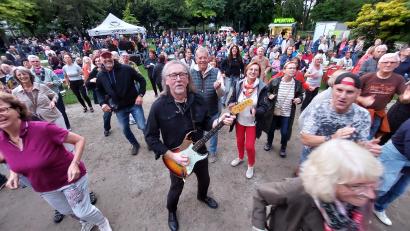 Bild: Kunz
Günter Hagn mit seiner Gitarre mitten im Serenaden-Publikum in Weiden.