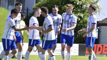Archivbild: Hubert Ziegler
Die Spieler des SV Freudenberg (Szene aus der vergangenen Saison) jubeln. Das wollen sie am Sonntag auch im Heimspiel gegen den FC Rieden tun.