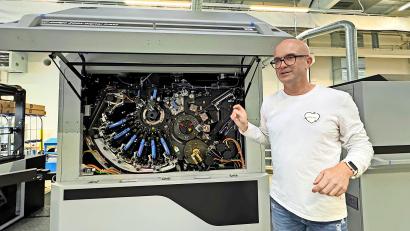 Bild: Matthias Bäumler
Frank Plechschmidt zeigt das Herzstück der digitalen Druckmaschine.