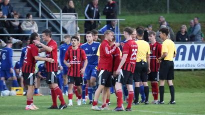 Bild: Dieter Jäschke
Die Spieler des SC Luhe-Wildenau haben aktuell viel Grund zur Freude: Der 3:0-Derbysieg gegen den SV Etzenricht am Mittwochabend war der dritte Dreier in Folge. Beim TSV Bogen will man das nächste Erfolgserlebnis feiern.
