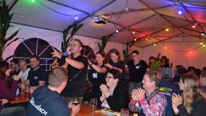Bild: gi
Gut angenommen wurde das zweitägige Sommerfest der Feuerwehr Saubersrieth-Niederland. Für beste Stimmung sorgte die Live-Band „Die Bockadn“ mit Matthias Hofmeister und Benedikt Vogel im Festzelt.