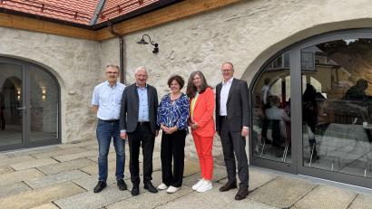 Bild: Annika Jehl
Martin Besold (von links, Pfarrer der Stadt Erbendorf), Johannes Reger (Bürgermeister von Erbendorf), Elke Bauer (Einrichtungsleiterin der Wohngemeinschaften St. Benedikt Mitterteich), Ursula Siller (stellv. Schulleiterin der Fachschule für Heilerziehungspflege) und Johannes Magin (Abteilungsleiter für Teilhabeleistungen Jugendliche und Erwachsene der KJF) feiern das Fest der Begegnung der Fachschule für Heilerziehungspflege in Erbendorf.