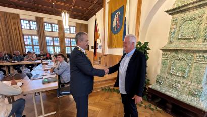 Bild: ck
Bürgermeister Andreas Wutzlhofer (links) nimmt dem neuen Stadtrat Manfred Voit (FDP/UW) per Handschlag das Versprechen ab, das kommunale Ehrenamt gewissenhaft zu erfüllen.