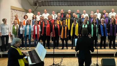 Bild: Günter Siegert
Frenetischen Applaus, verbunden mit der lautstarken Forderung nach Zugaben, ernteten der Chor „Happy Voices“ und der „Rainbowchor“ aus Buchberg-Rüdlingen nach ihrer beeindruckenden Sommerserenade. Am E-Piano: Vreni Wipf.