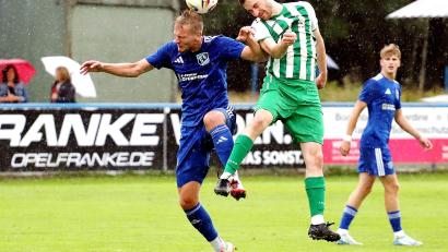 Bild: war
Noah Scheler (links) spielt eine wichtige Rolle im Aufbauspiel des SV Etzenricht. Im letzten Heimspiel gegen Bad Abbach hatte er im Regenspiel einen schweren Stand.