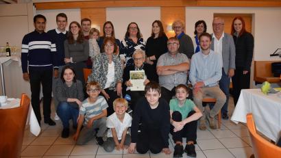 Bild: ubb
Die Triebendorferin Margaretha Oppl kann im Alter von 90 Jahren auf ihre große Familie zählen. Kinder, Enkel und Urenkel kamen zu ihrem Jubeltag, ebenso Bürgermeister Toni Dutz und Abordnungen von Verein und der Pfarrei.