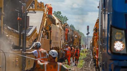 Bild: Claus Weber/Deutsche Bahn
Gleisumbauzüge sind bei den Bauarbeiten im Einsatz, im Bild der Bereich Regensburg Walhallastraße: Diese Züge sind bis zu 1.000 Meter lang. Sie entfernen die alten Gleise, bauen den Schotter aus, reinigen ihn und setzen gereinigten Alt- und Neuschotter sowie Schwellen und Schienen wieder ein. Bis zu 200 Meter Gleis können damit in einer Stunde erneuert werden.