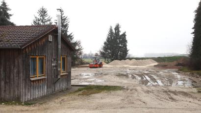 Bild: Hirsch
Blick auf das brach liegende Gelände der ehemaligen Minigolfanlage in Irlaching: Dort darf nun doch gebaut werden. Der Stadtrat nimmt seinen Einspruch zurück.