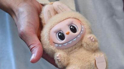 Symbolbild: Jens Kalaene/dpa
Labubus liegen derzeit voll im Trend.