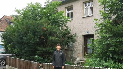 Bild: lnz
Student Marius Ulrich befasst sich in seiner Bachelorarbeit mit der Leerstand-Problematik im Landkreis Tirschenreuth. Hier steht er vor dem seit vielen Jahren ungenutzten Anwesen Kirchplatz 1 in seinem Heimatort Konnersreuth.
