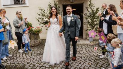 Bild: Laura Czech
Überraschungsmoment beim Auszug aus der Kirche für Chrissi und Chris, Christina Maiwald und Christoph Maderer: Freunde und Bekannten standen dem Paar Spalier.