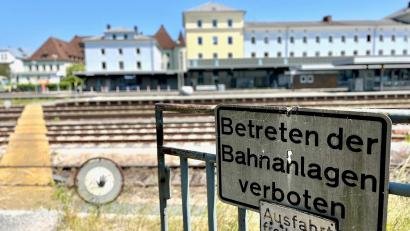 Archivbild: Gabi Schönberger
Noch führt kein Weg hier durch. Das soll sich in den nächsten Jahren ändern. Auch der Stadtrat Weiden wünscht sich eine unterirdische Verbindung vom Bahnhofsgelände zum Stadtteil Lerchenfeld und will das Projekt weiterverfolgen.
