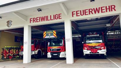 Bild: Gabi Schönberger
Die Feuerwehr in Neustadt steht bereit, um im Notfall schnellstmöglich auszurücken. Ein Problem dabei ist, dass sich die Einsatzfahrzeuge mit den Autos der ankommenden Feuerwehrleute aktuell in die Quere kommen. Das ist aber nur ein Grund, warum die Tage der Feuerwache an dem Standort wohl gezählt sind.