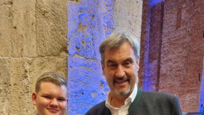 Bild: Andreas Hoschek/exb
Bayerns Ministerpräsident Markus Söder gratuliert dem 15-jährigen Simon Hoschek zu seinem Abschluss an der Mittelschule Waldsassen.