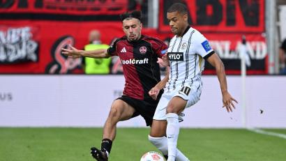 Bild: Harald Tittel/dpa
Die SV Elversberg um Jan Gyamerah (r) und der 1. FC Nürnberg um Berkay Yılmaz lieferten sich einen umkämpften Zweitliga-Auftakt.