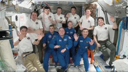 Bild: Uncredited/NASA and SpaceX/AP/dpa
Die neu angekommene „Crew 11“ (in den blauen Anzügen) besteht aus dem Japaner Kimiya Yui (r-l), Zena Cardman und Mike Fincke (beide USA) sowie Oleg Platonow aus Russland.