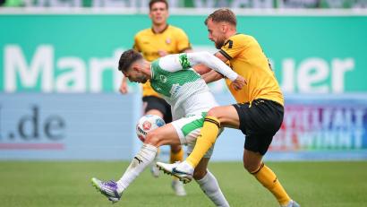 Bild: Daniel Karmann/dpa
Fürths Branimir Hrgota (links) im Zweikampf mit Lars Bünning von Dynamo Dresden.