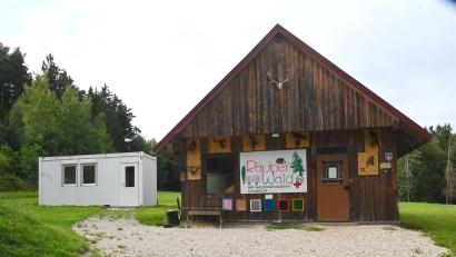 Bild: gf
Neben der Schutzhütte des Kainsrichter Waldkindergartens "Räuberwald" steht bereits der Container als Lagerraum für Gartenmöbel und Spielsachen. Nun muss nur noch der Gebenbacher Gemeinderat dafür sein Einverständnis geben.