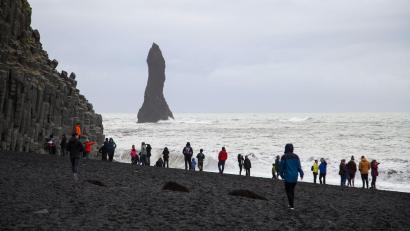 Archivbild: Steffen Trumpf/dpa
Am Strand Reynisfjara kam es am Wochenende zu einem tragischen Unglück.