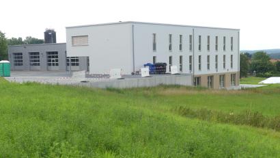 Bild: rn
Das neue BRK-Zentrum an der Grafenwöhrer Straße beherbergt im Untergeschoß die Tagespflege - mit freiem Blick zu Rauhen Kulm und Fichtelgebirge. Mit 18 Betreuungsplätzen startet die Tagespflege im Herbst.