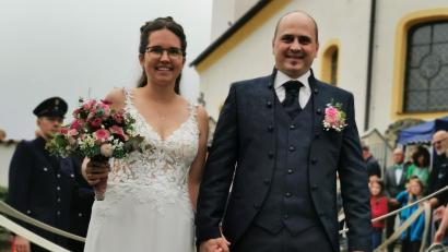 Bild: hzi
Magdalena und Manuel Müllner beim Durchschreiten des Spaliers vor der Kirche.